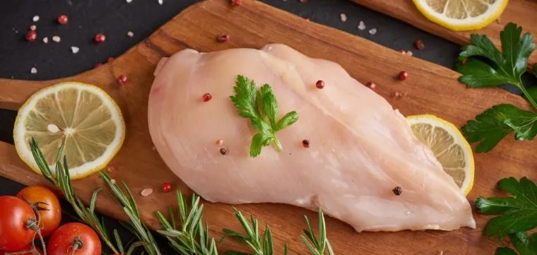 Сырое мясо курицы