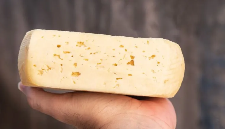 Желтый цвет сыра