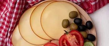 Из чего делают колбасный сыр: секреты выбора