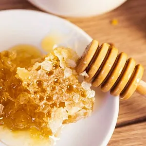 Как определить натуральность меда: признаки хорошего продукта и фальсификата
