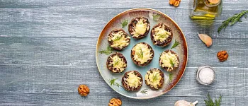 Шампиньоны, фаршированные сыром: классика и другие варианты начинки