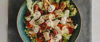 Классический Цезарь: пошаговый рецепт с сыром от школы Сыровера