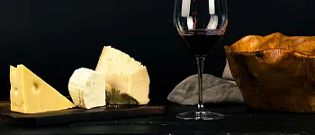 Сыр к вину: подходящие виды и секреты подачи